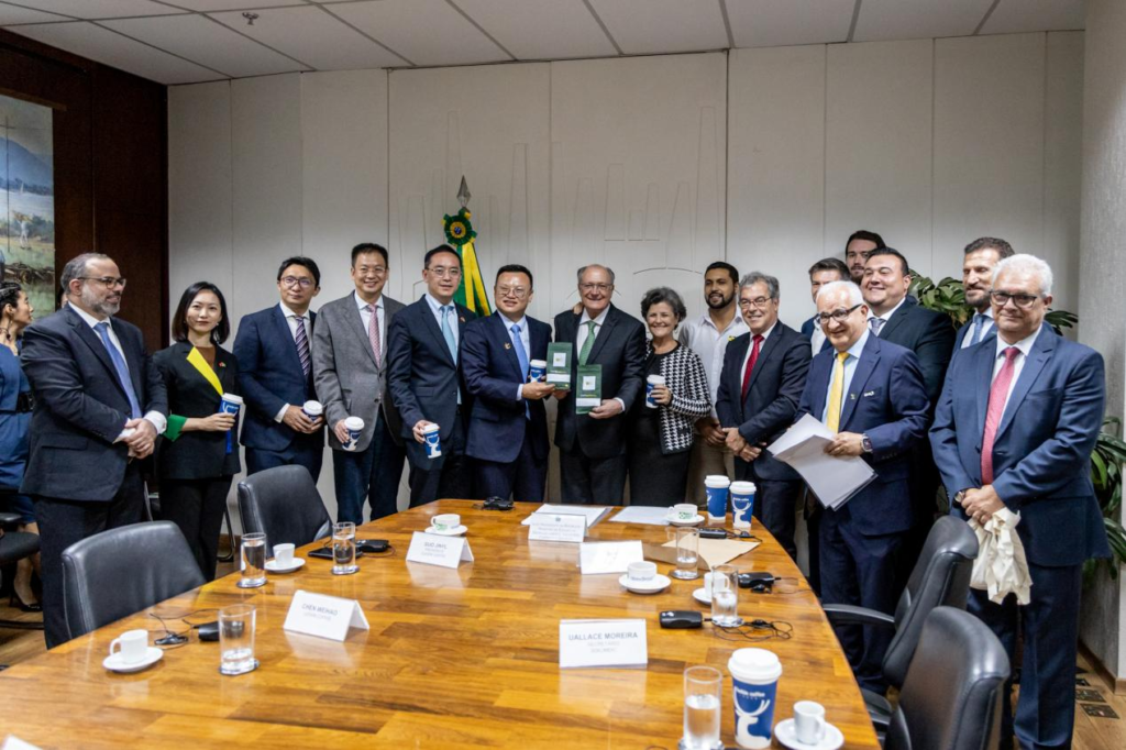 Luckin Coffee Assina Memorando para Aquisição de Grãos de Café Brasileiros no Valor de Bilhões de Yuan, Fortalecendo a Colaboração Sino-Brasileira na Indústria Cafeeira 2 lukin coffe3